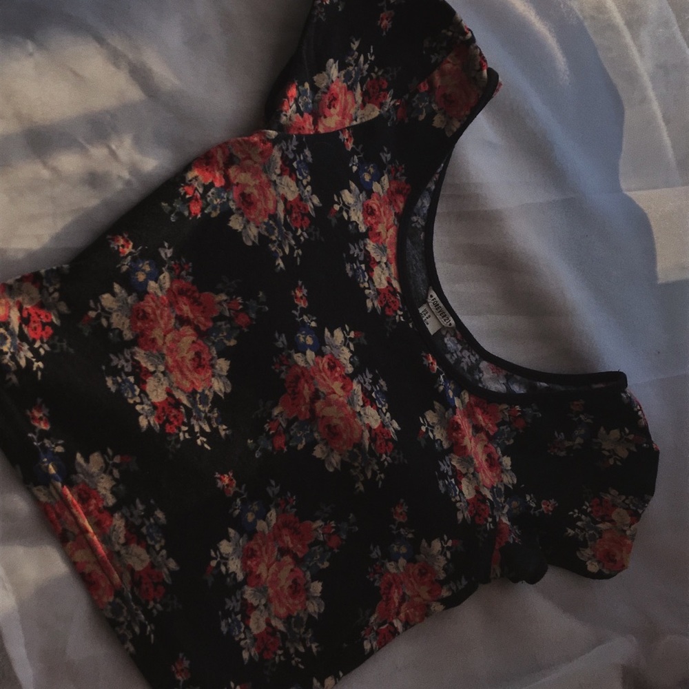 floral crop top!𑁍